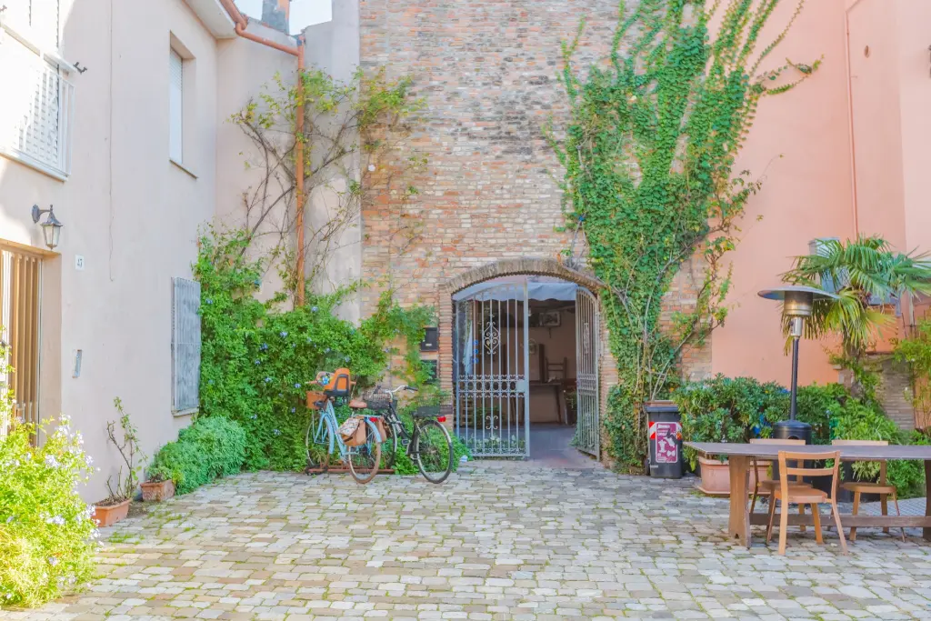 murales e canoa per strada