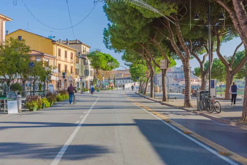 via principale del borgo