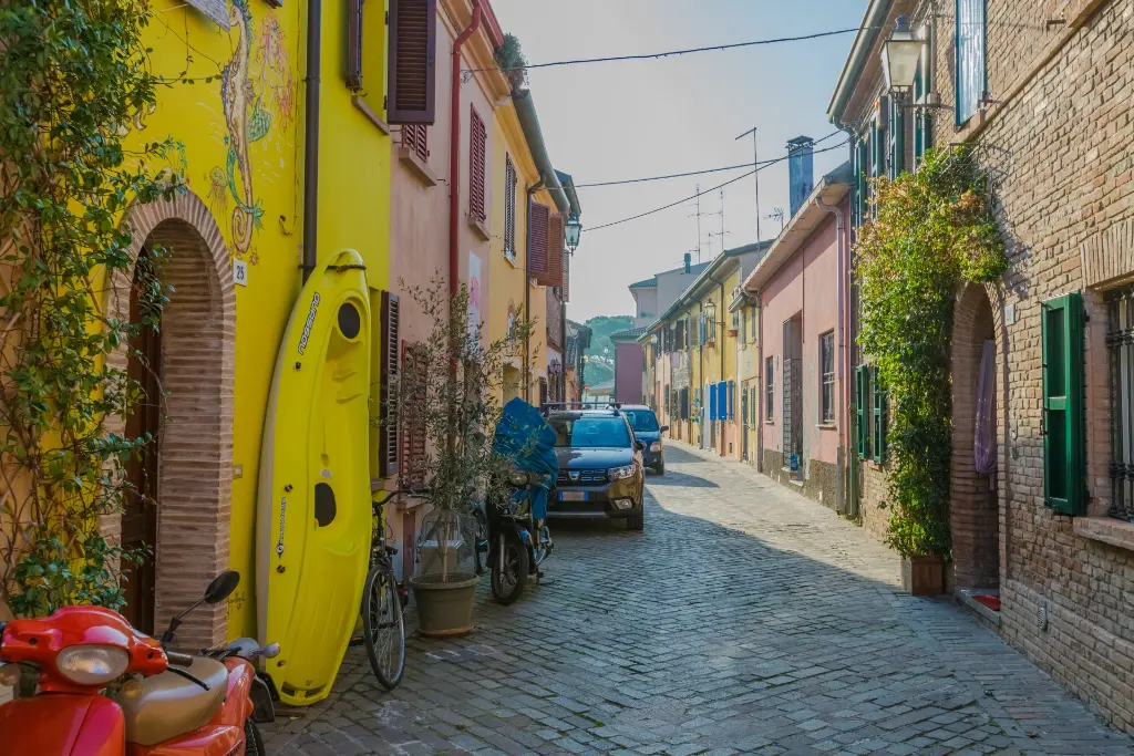 case colorate di giallo e rosa