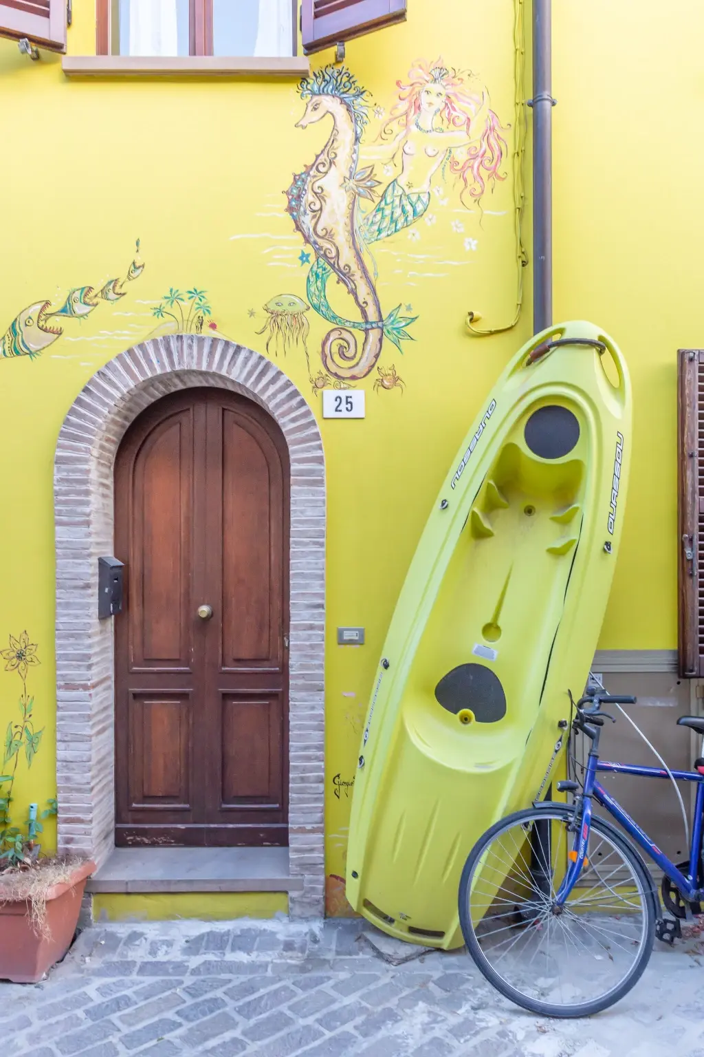 murales e canoa per strada