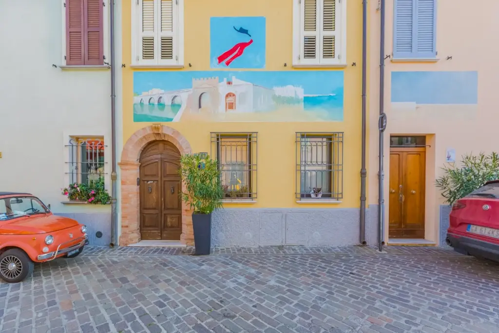 facciata casa gialla