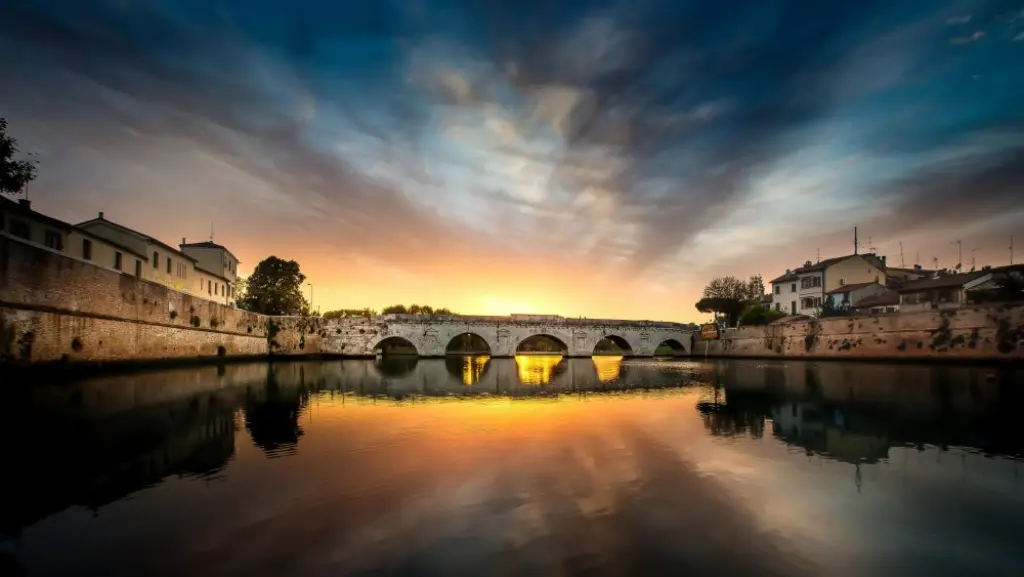 effetti di luce al tramonto sul ponte di tiberio